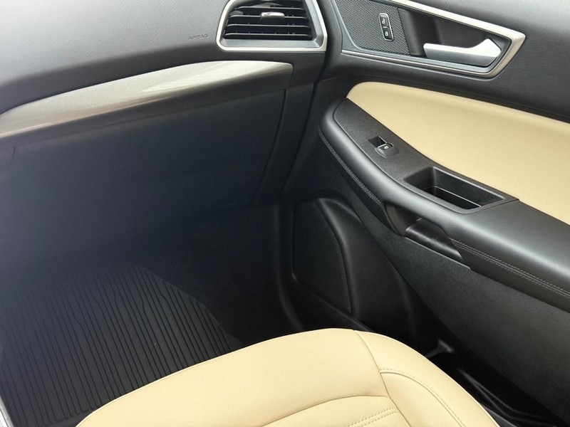 Ford Edge Vehicle Full-screen Gallery Image 14