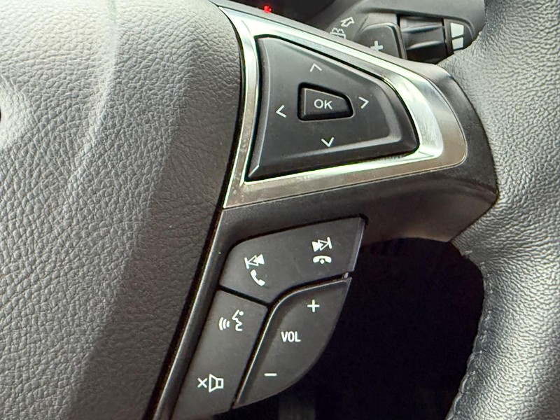 Ford Edge Vehicle Full-screen Gallery Image 16