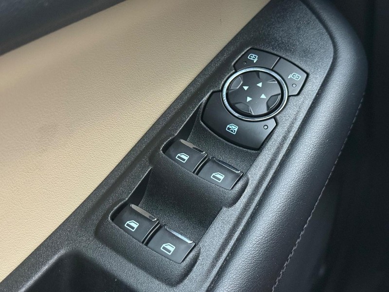 Ford Edge Vehicle Full-screen Gallery Image 20