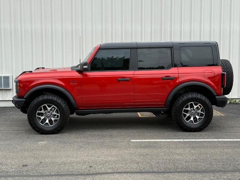 Ford Bronco Vehicle Full-screen Gallery Image 3