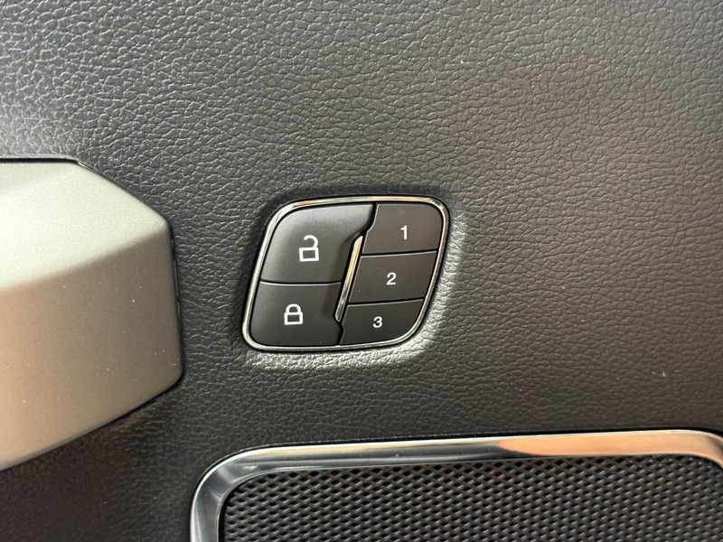 Ford F-150 Vehicle Full-screen Gallery Image 15