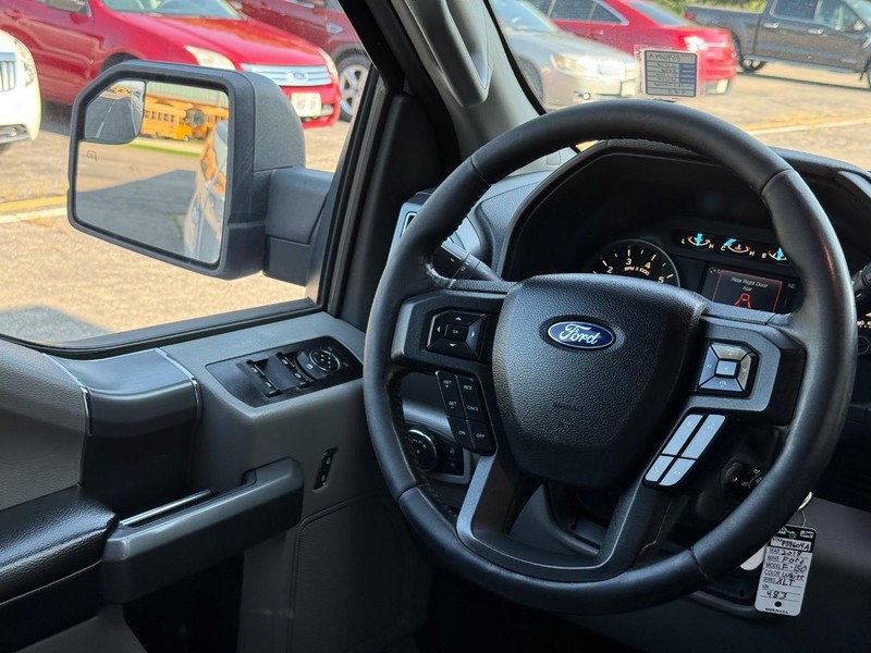 Ford F-150 Vehicle Full-screen Gallery Image 12