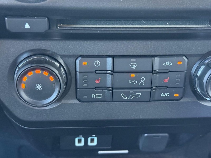 Ford F-150 Vehicle Full-screen Gallery Image 18
