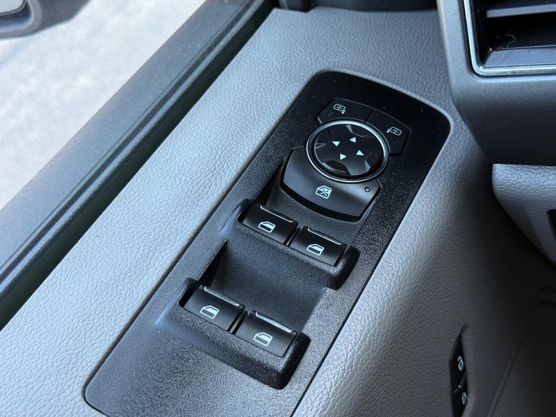 Ford F-150 Vehicle Full-screen Gallery Image 19