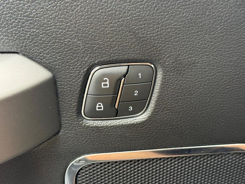 Ford F-150 Vehicle Full-screen Gallery Image 15