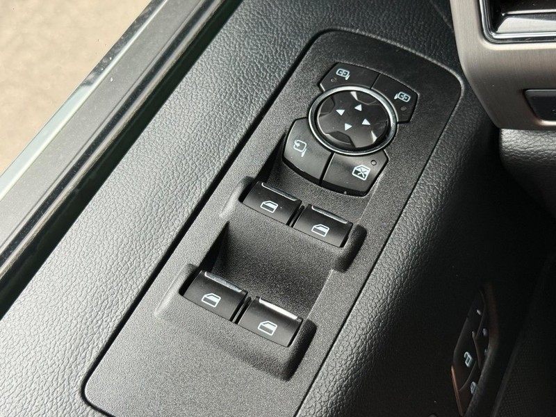 Ford F-150 Vehicle Full-screen Gallery Image 21