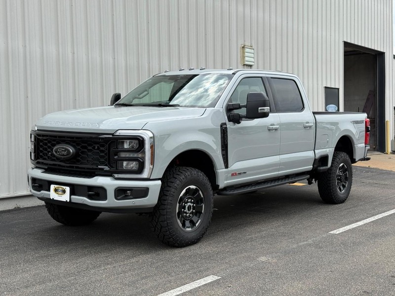 Ford Super Duty F-250 SRW Vehicle Full-screen Gallery Image 2