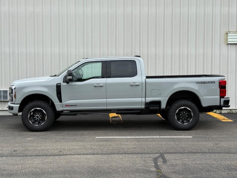 Ford Super Duty F-250 SRW Vehicle Full-screen Gallery Image 3