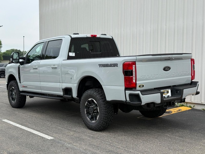 Ford Super Duty F-250 SRW Vehicle Full-screen Gallery Image 4