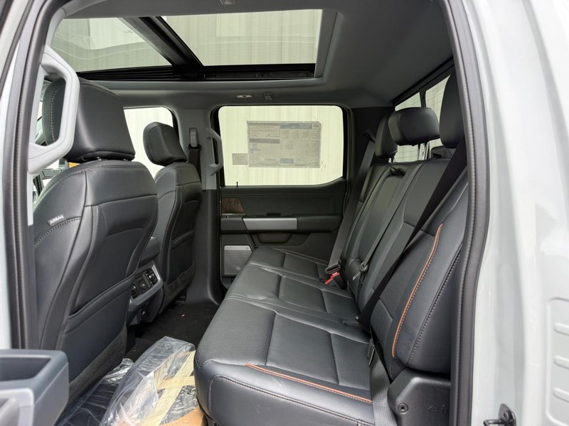 Ford Super Duty F-250 SRW Vehicle Full-screen Gallery Image 6