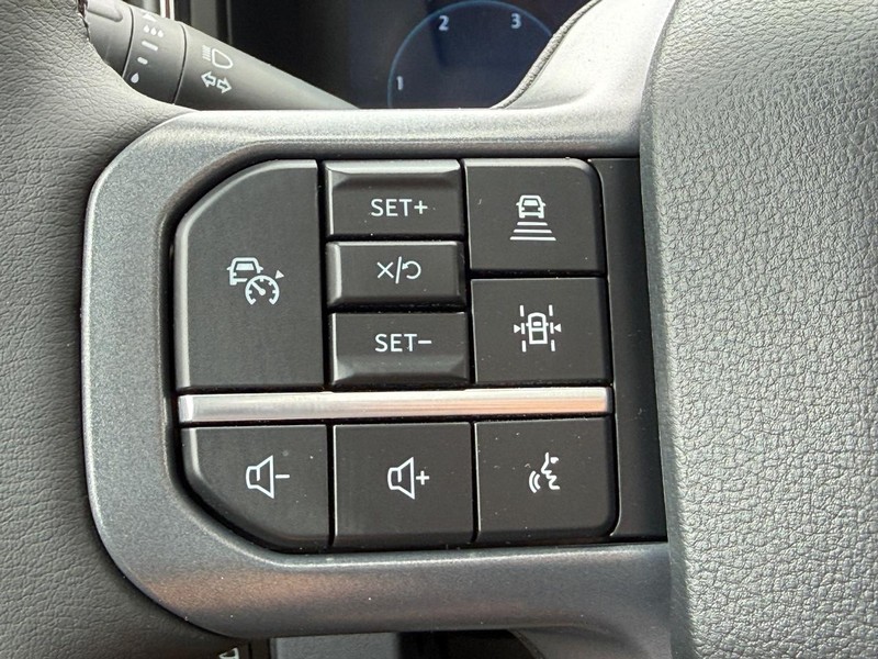 Ford Super Duty F-250 SRW Vehicle Full-screen Gallery Image 11