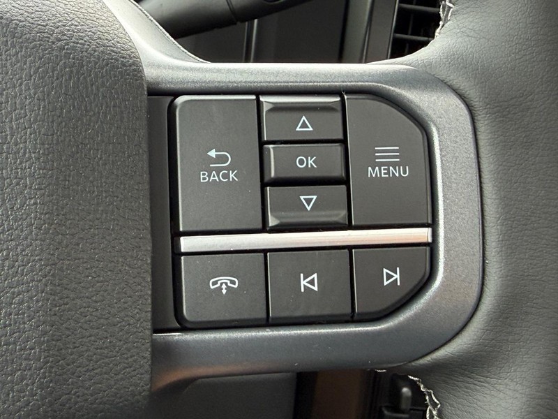 Ford Super Duty F-250 SRW Vehicle Full-screen Gallery Image 12