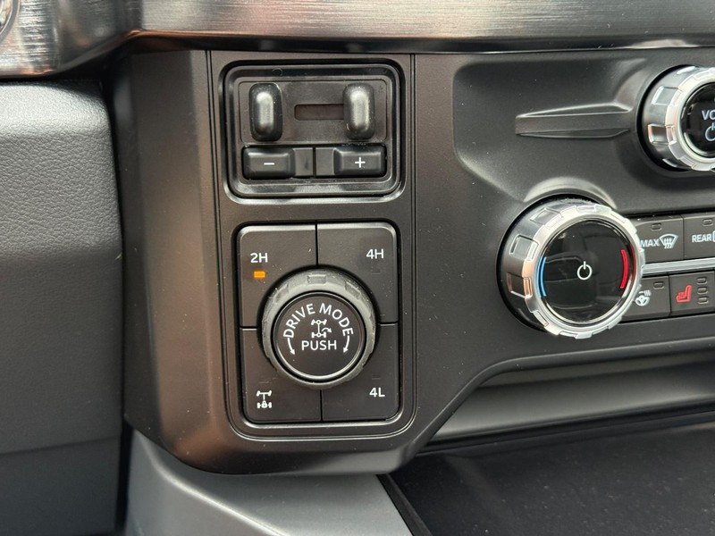 Ford Super Duty F-250 SRW Vehicle Full-screen Gallery Image 16
