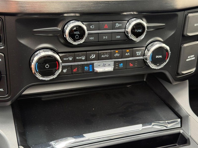 Ford Super Duty F-250 SRW Vehicle Full-screen Gallery Image 17