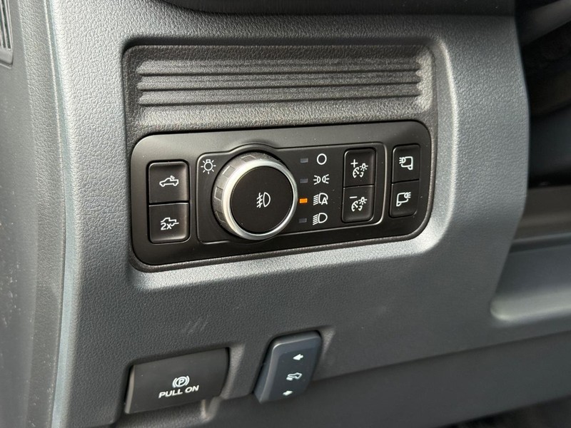 Ford Super Duty F-250 SRW Vehicle Full-screen Gallery Image 20