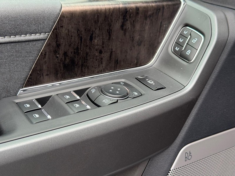 Ford Super Duty F-250 SRW Vehicle Full-screen Gallery Image 22
