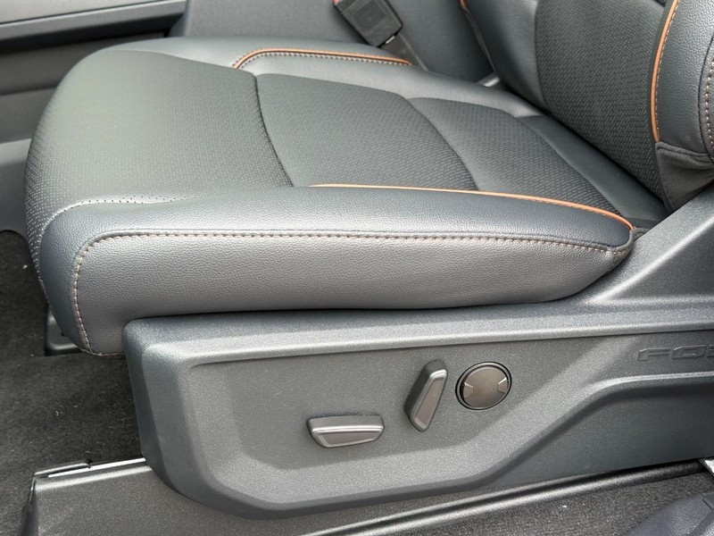 Ford Super Duty F-250 SRW Vehicle Full-screen Gallery Image 23