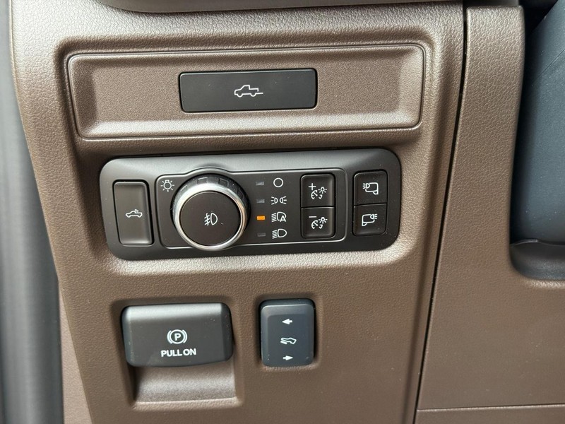 Ford F-150 Vehicle Full-screen Gallery Image 21