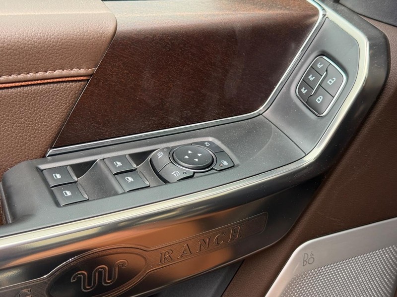 Ford F-150 Vehicle Full-screen Gallery Image 23