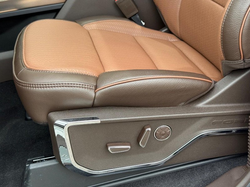 Ford F-150 Vehicle Full-screen Gallery Image 24