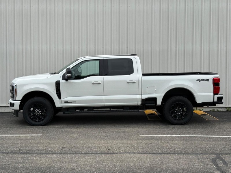 Ford Super Duty F-250 SRW Vehicle Full-screen Gallery Image 3