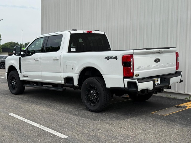 Ford Super Duty F-250 SRW Vehicle Full-screen Gallery Image 4