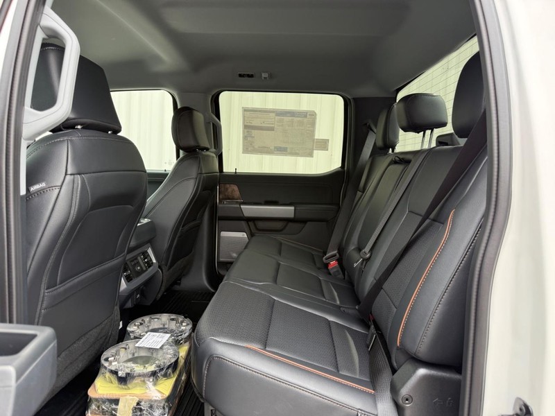 Ford Super Duty F-250 SRW Vehicle Full-screen Gallery Image 6