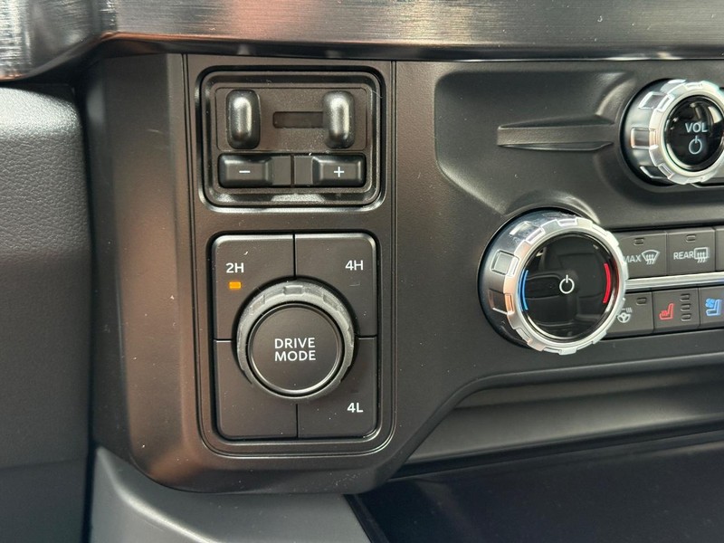 Ford Super Duty F-250 SRW Vehicle Full-screen Gallery Image 15