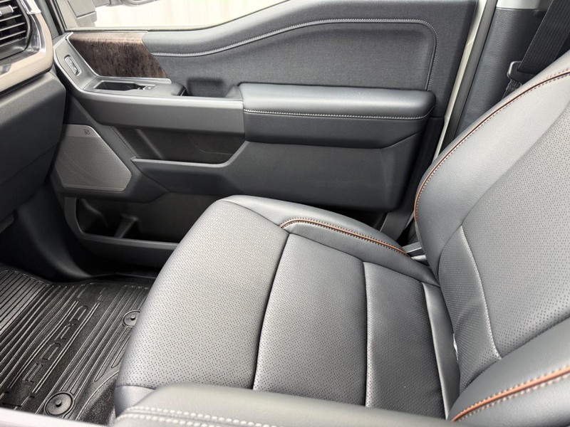 Ford Super Duty F-250 SRW Vehicle Full-screen Gallery Image 18