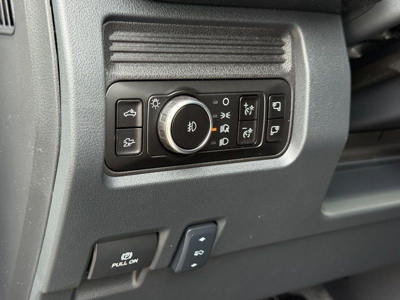 Ford Super Duty F-250 SRW Vehicle Full-screen Gallery Image 19