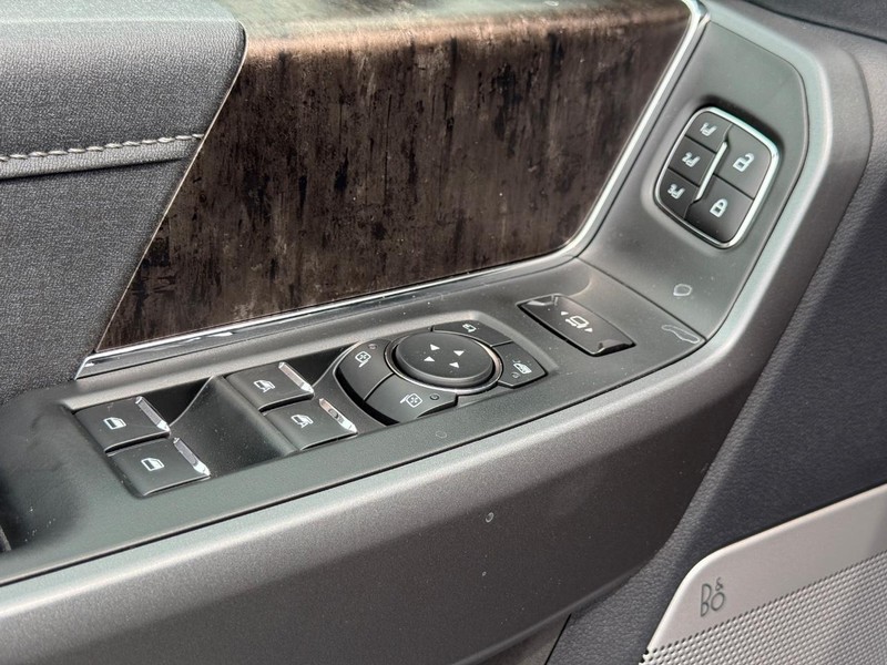 Ford Super Duty F-250 SRW Vehicle Full-screen Gallery Image 21