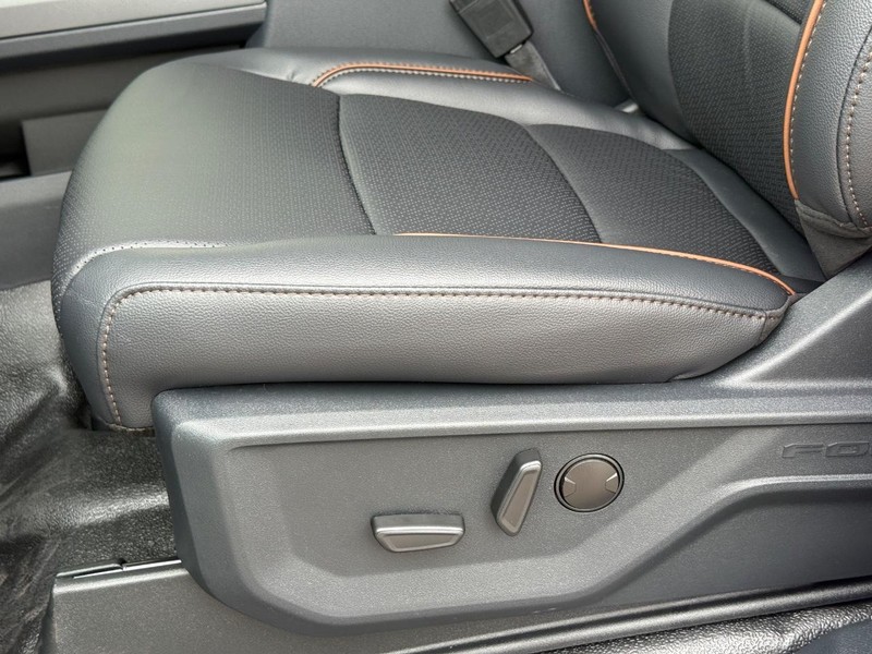 Ford Super Duty F-250 SRW Vehicle Full-screen Gallery Image 22