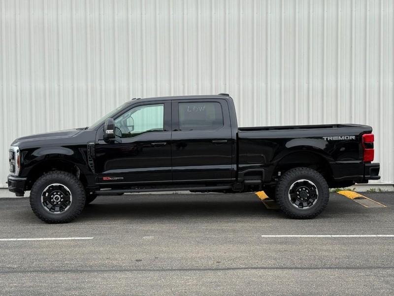 Ford Super Duty F-350 SRW Vehicle Full-screen Gallery Image 3