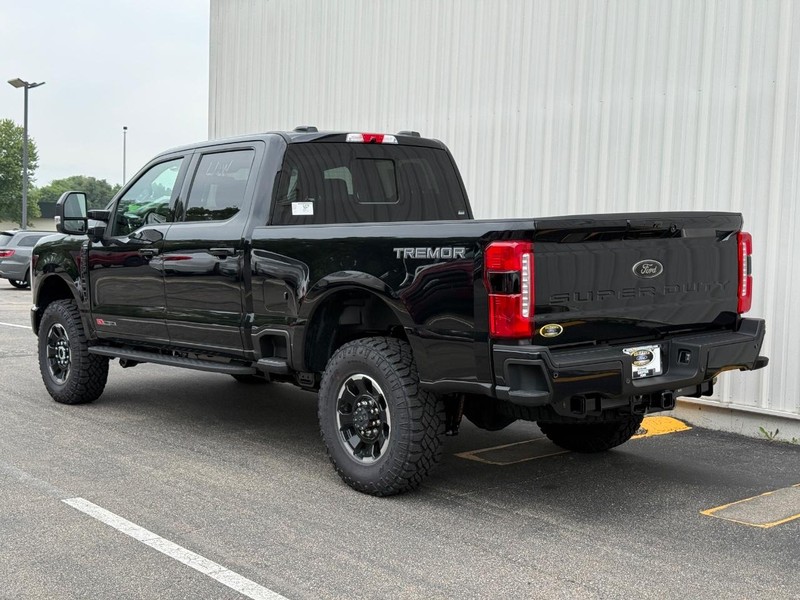 Ford Super Duty F-350 SRW Vehicle Full-screen Gallery Image 4