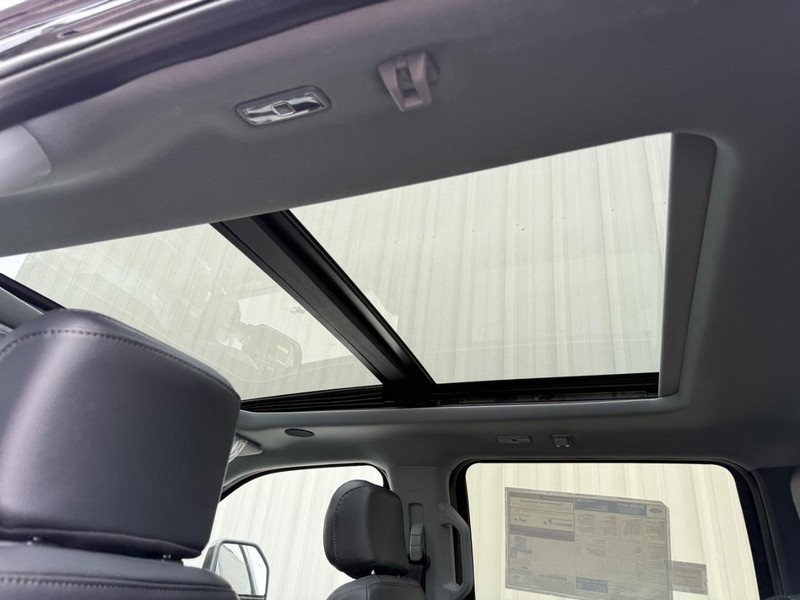 Ford Super Duty F-350 SRW Vehicle Full-screen Gallery Image 7