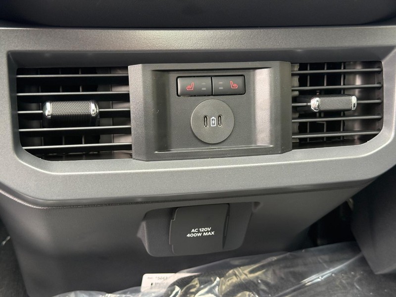 Ford Super Duty F-350 SRW Vehicle Full-screen Gallery Image 8