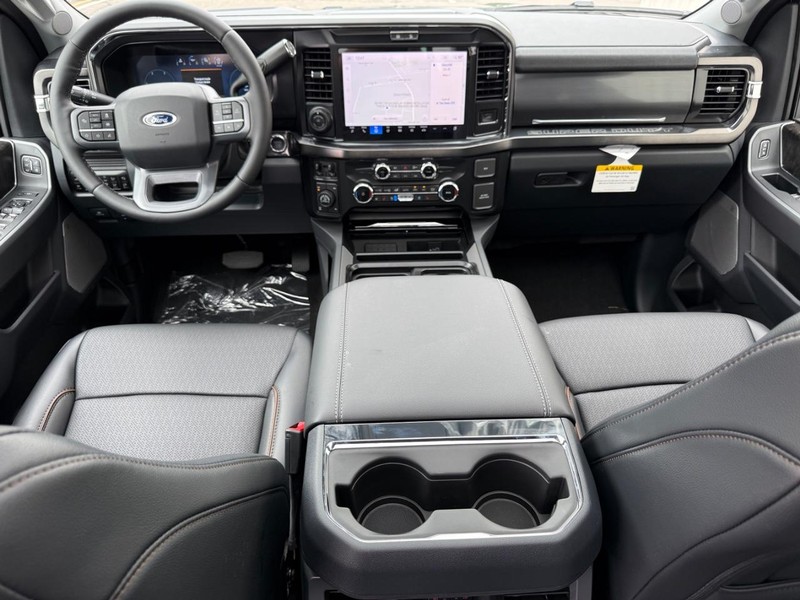 Ford Super Duty F-350 SRW Vehicle Full-screen Gallery Image 9