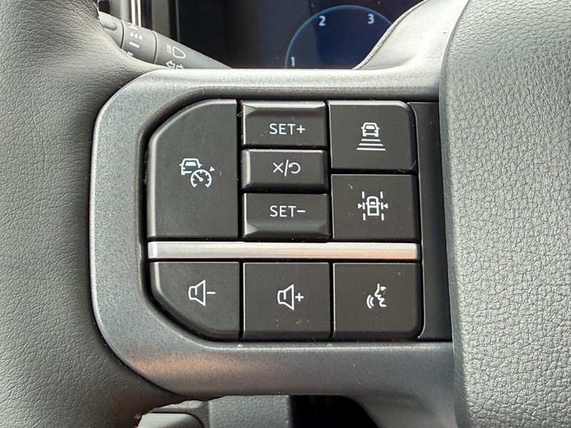 Ford Super Duty F-350 SRW Vehicle Full-screen Gallery Image 11
