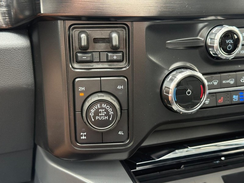 Ford Super Duty F-350 SRW Vehicle Full-screen Gallery Image 16
