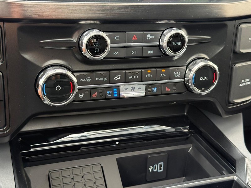 Ford Super Duty F-350 SRW Vehicle Full-screen Gallery Image 17