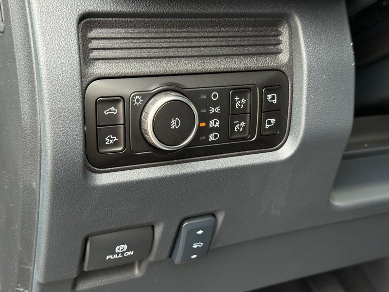 Ford Super Duty F-350 SRW Vehicle Full-screen Gallery Image 20