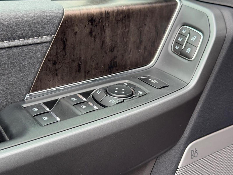 Ford Super Duty F-350 SRW Vehicle Full-screen Gallery Image 22