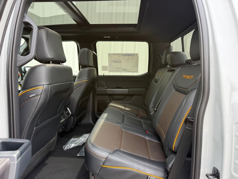 Ford F-150 Vehicle Full-screen Gallery Image 6