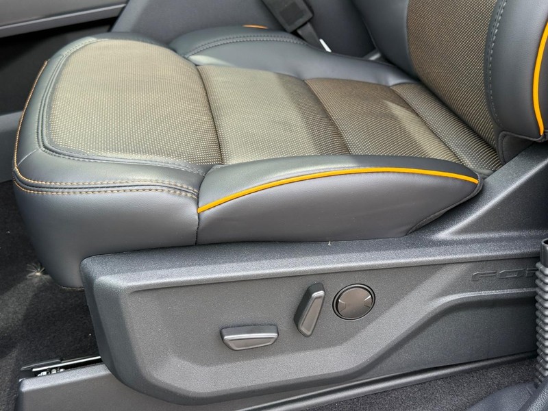 Ford F-150 Vehicle Full-screen Gallery Image 24