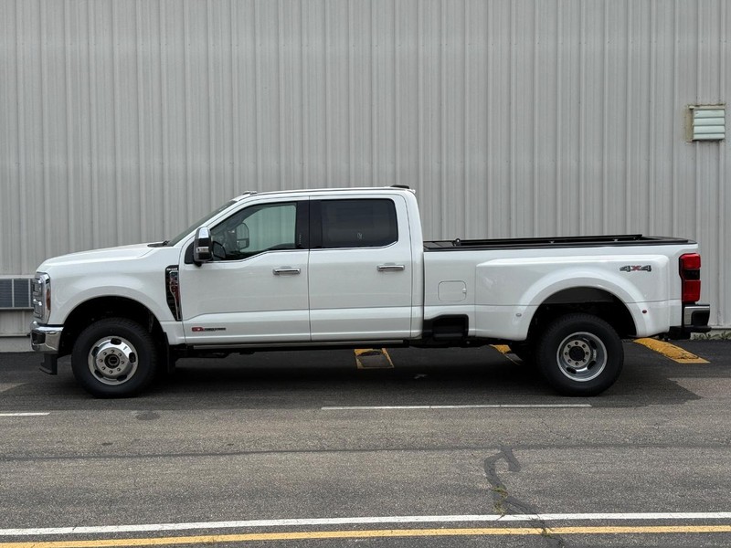 Ford Super Duty F-350 DRW Vehicle Full-screen Gallery Image 3