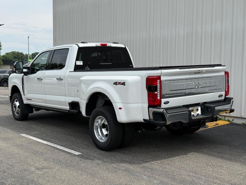 Ford Super Duty F-350 DRW Vehicle Full-screen Gallery Image 4