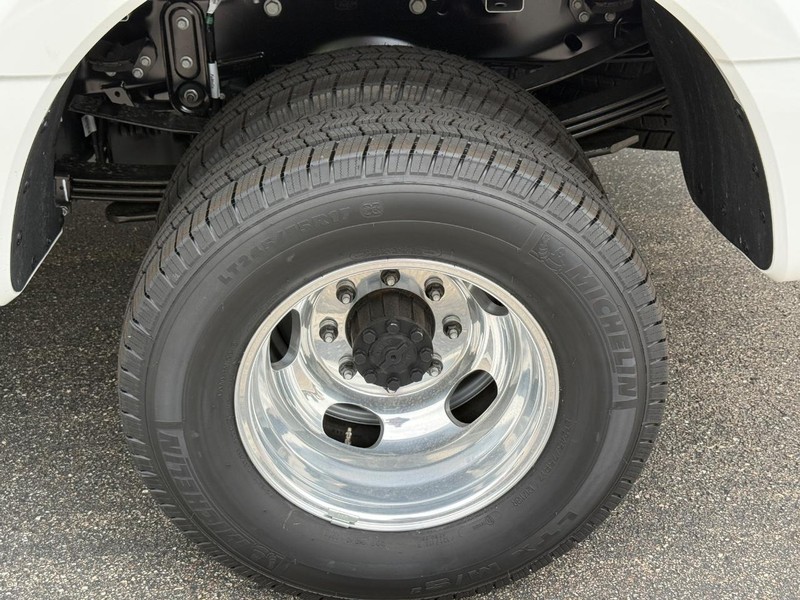 Ford Super Duty F-350 DRW Vehicle Full-screen Gallery Image 5