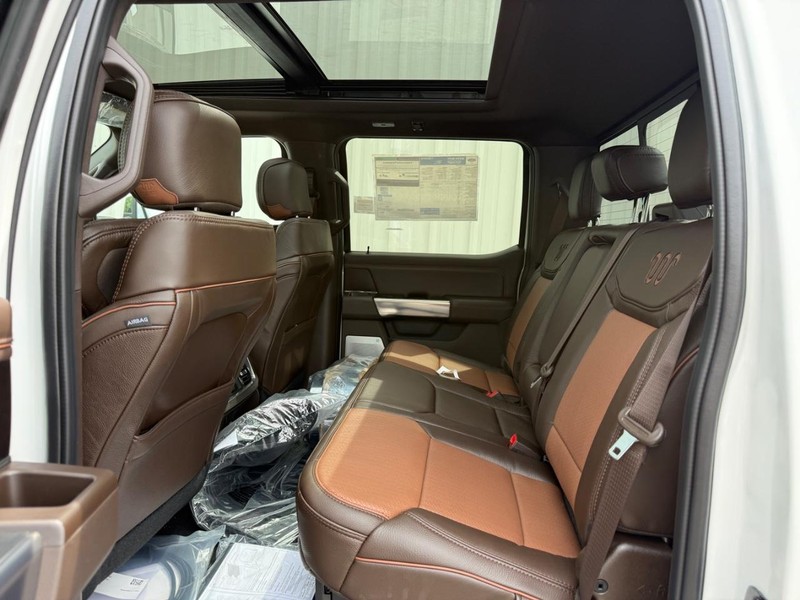 Ford Super Duty F-350 DRW Vehicle Full-screen Gallery Image 6