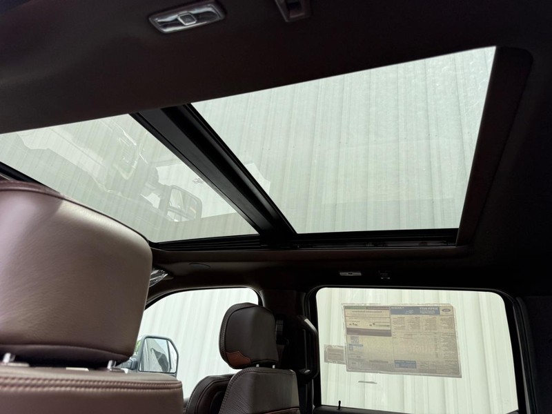 Ford Super Duty F-350 DRW Vehicle Full-screen Gallery Image 7
