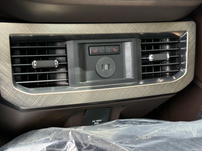 Ford Super Duty F-350 DRW Vehicle Full-screen Gallery Image 8